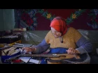 Пенсионерка из Белоруссии играет на гитаре с помощью лампы накаливания