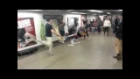 парни очень круто играют в метро на саксофоне, трубе и барабане!