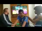 Друзья из Бразилии помогают смотреть футбол своему глухому и слепому другу.