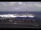 Американский эсминец УРО USS Dewey (DDG-105) в свежую погоду идет против океанской волны; съемка с атомного авианосца 