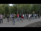 В преддверии "Весеннего бала" выпускники устроили танцевальный флешмоб
