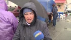 В Кировске под дождем и ветром продают морозостойкую клубнику