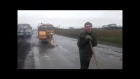 Народное видео: асфальт укладывают в дождь